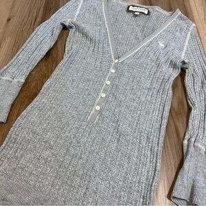 Vintage Y2K Abercrombie & Fitch Gray Ribbed Henley Shirt- Tag Large (Fits SMALL)